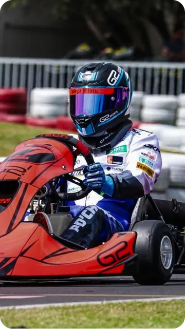 Pedro acelerando no kart vermelhor da G2
